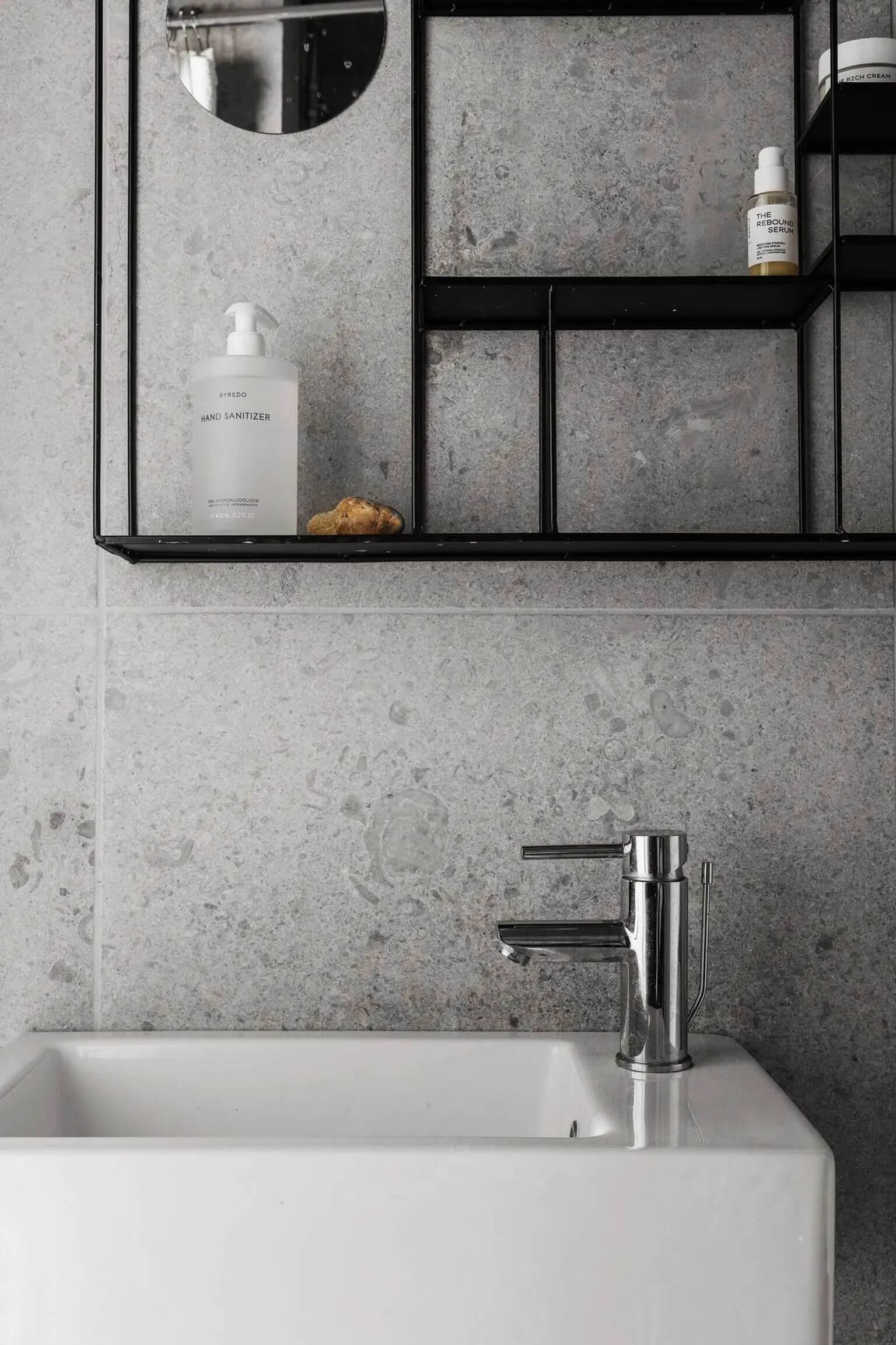 серые стены в ванной