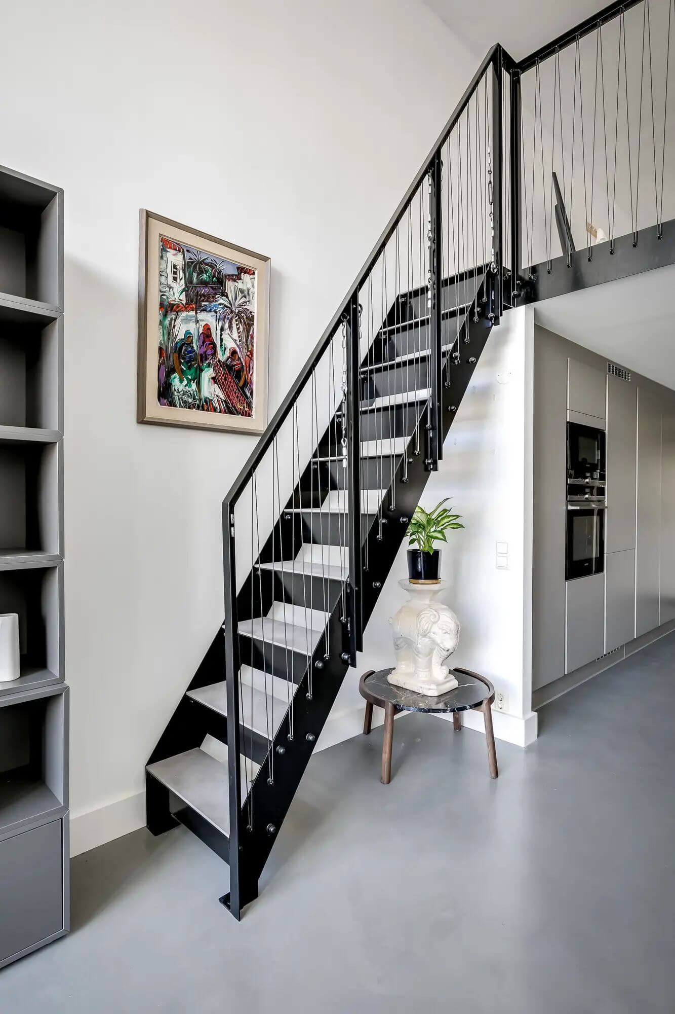 черная металлическая  лестница в квартире