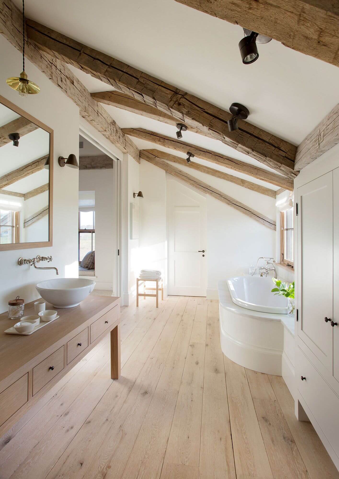 деревянные балки на потолке в ванной