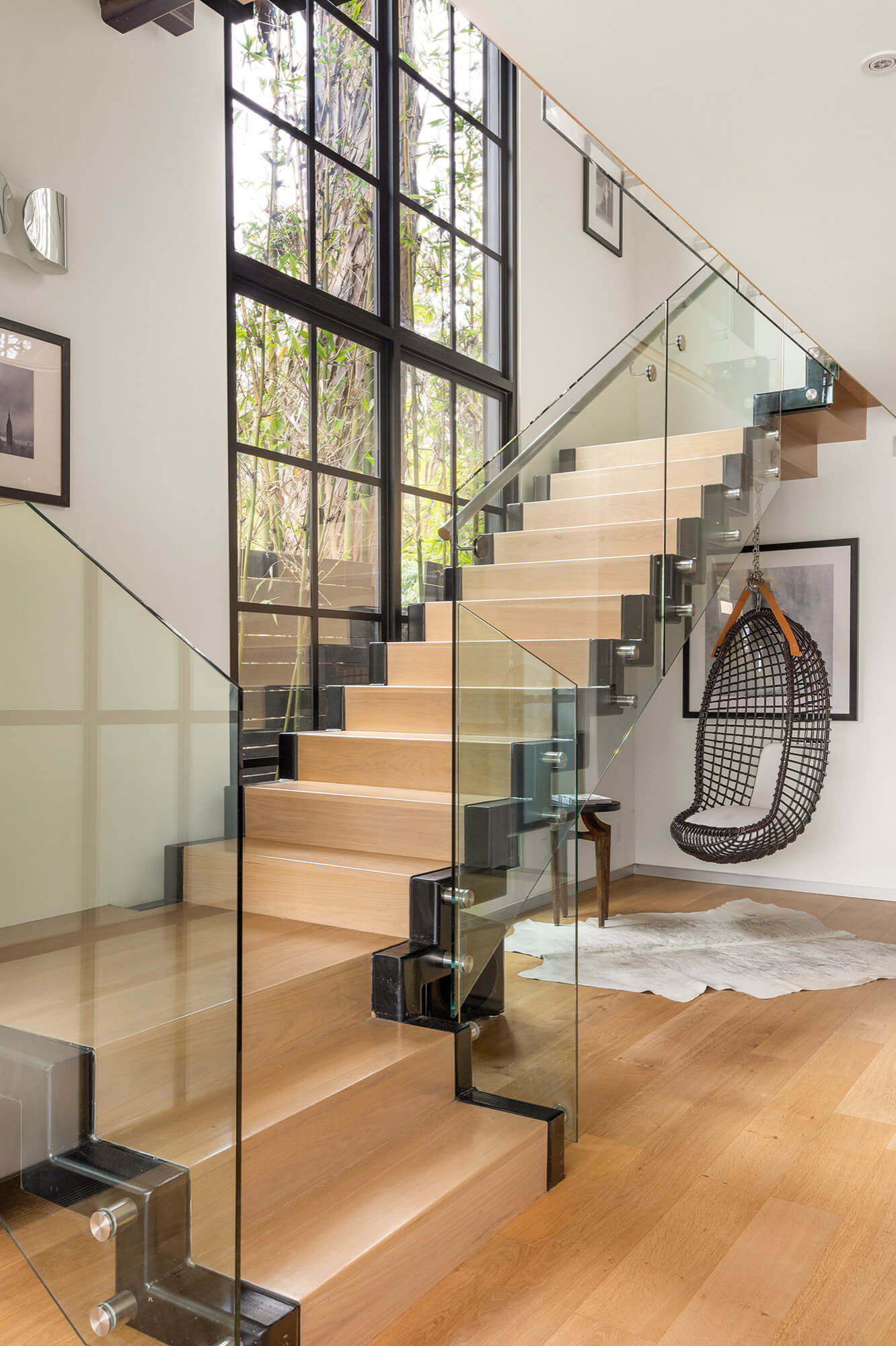 лестница со стеклянными перилами