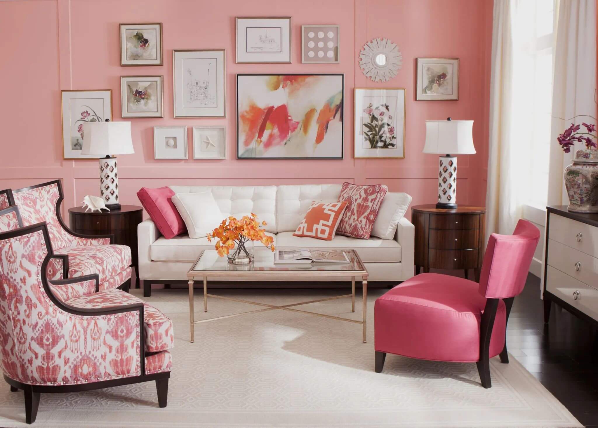 розовые стены и мебель