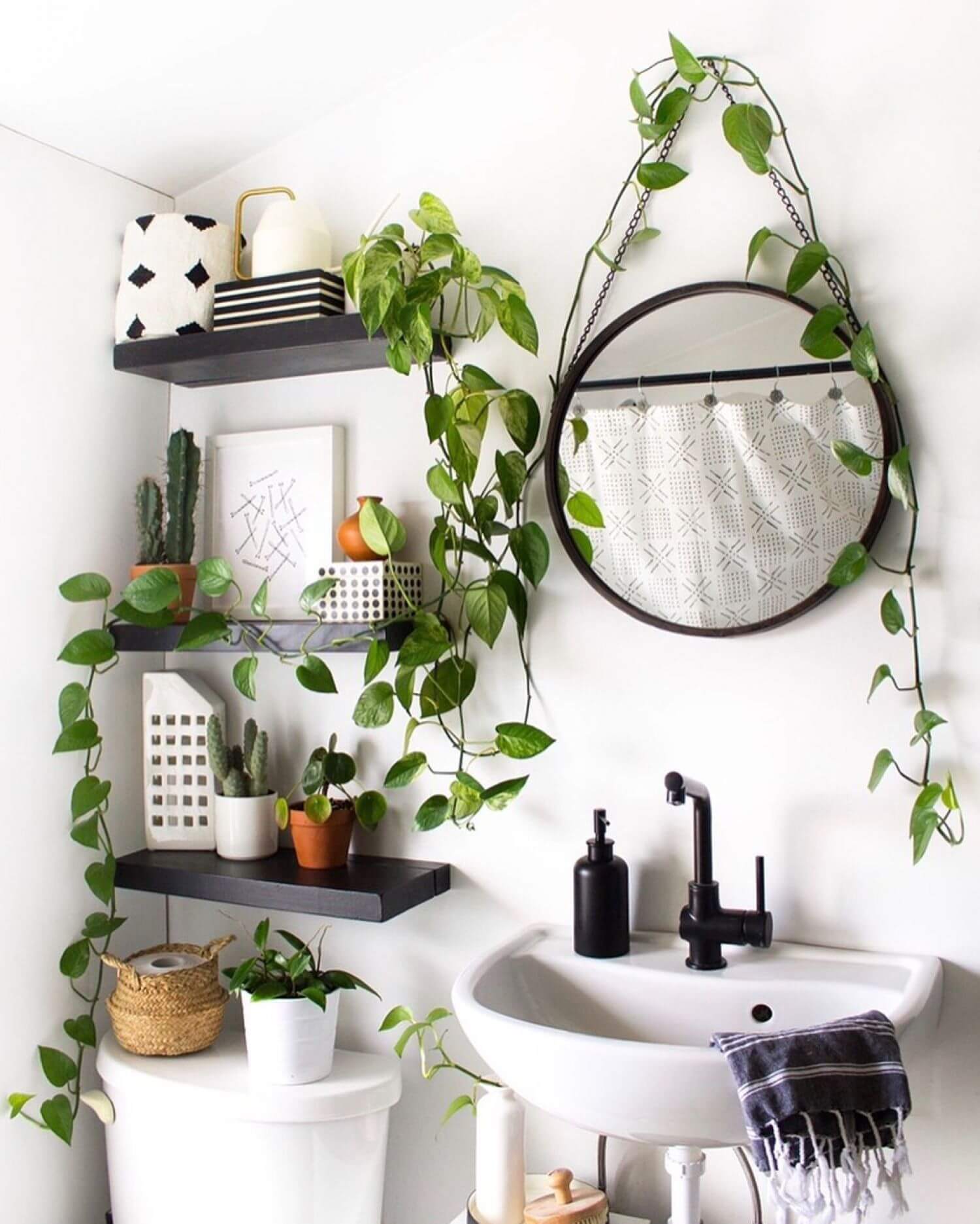 искусственные растения на стене в ванной комнате