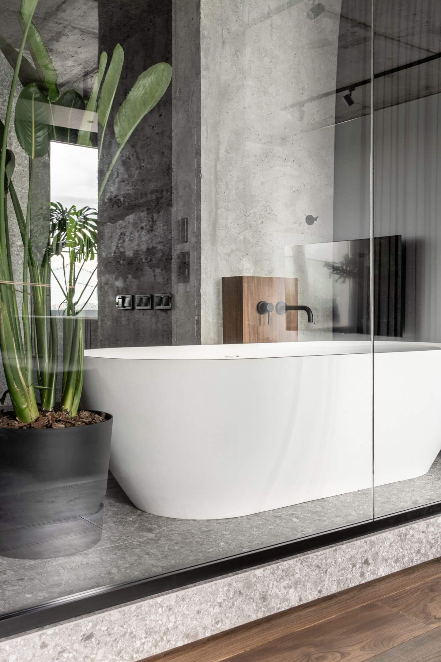 бетон, растения и отдельностоящая ванна