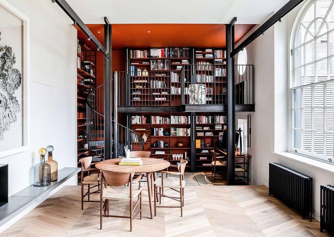 оранжевая стена и книги