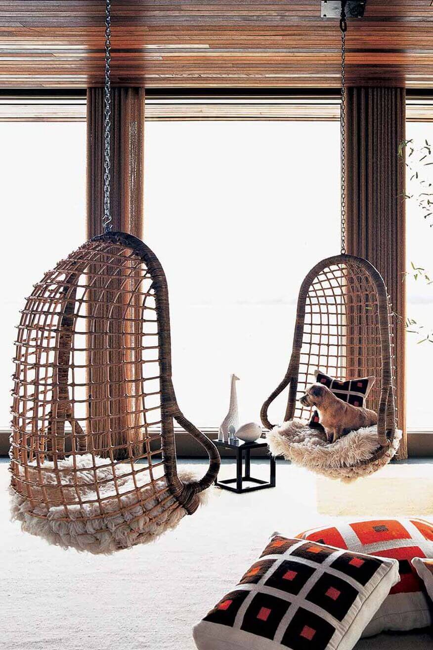 два подвесных плетенных кресла рядом