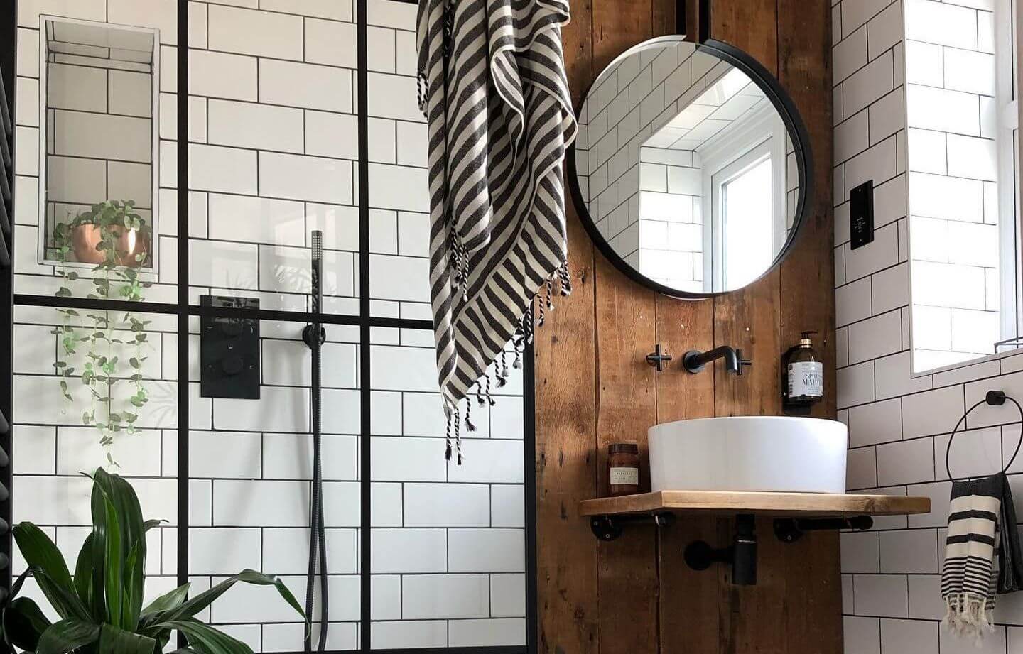 дерево, стекло и черные акценты в ванной комнате