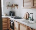 Кухня с деревянными фасадами: 20 стильных примеров