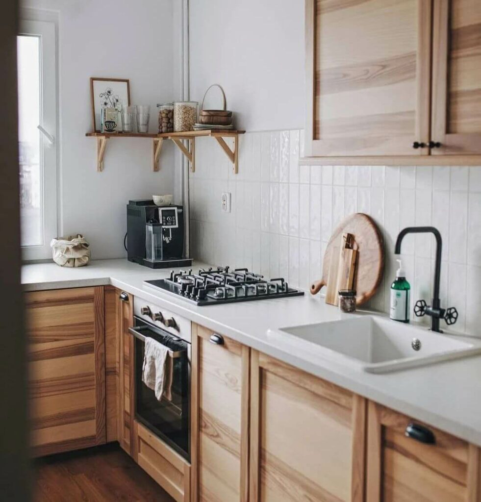 Кухня с деревянными фасадами: 20 стильных примеров