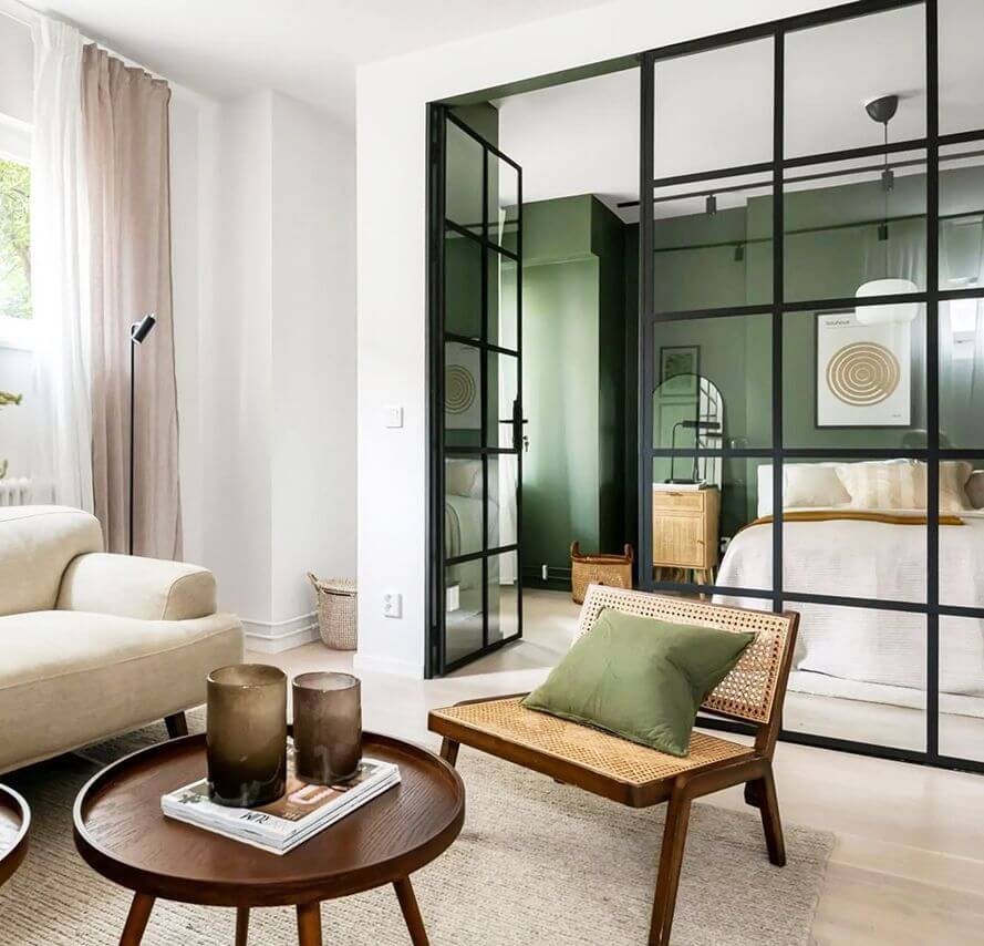 Скандинавская квартира со спальней за стеклянной перегородкой в Швеции