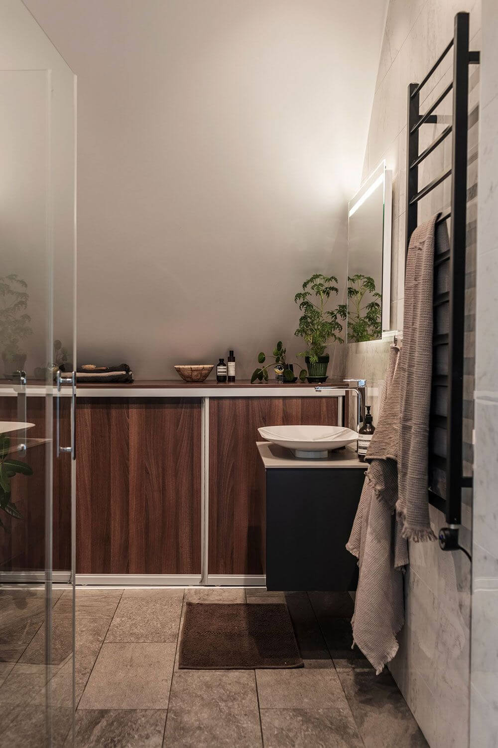 стильная ванная комната с деревянной мебелью