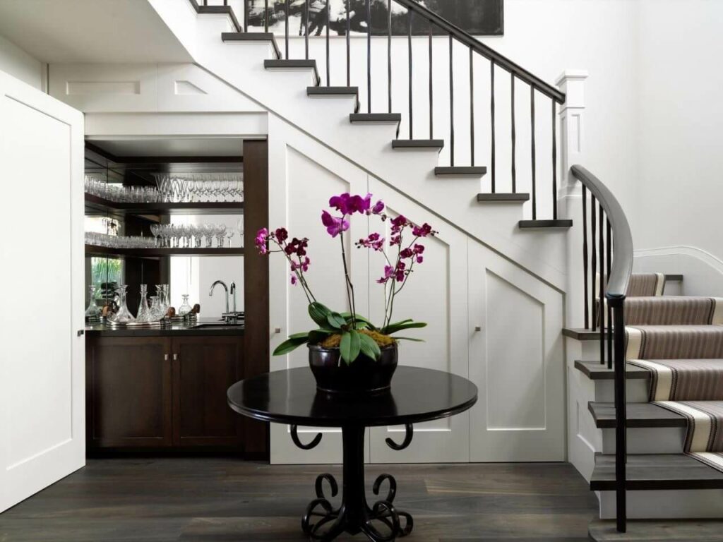 Рядом лестницей. Шкаф под лестницей. Кухня под лестницей. Пространство под лестницей. Отделка под лестницей.