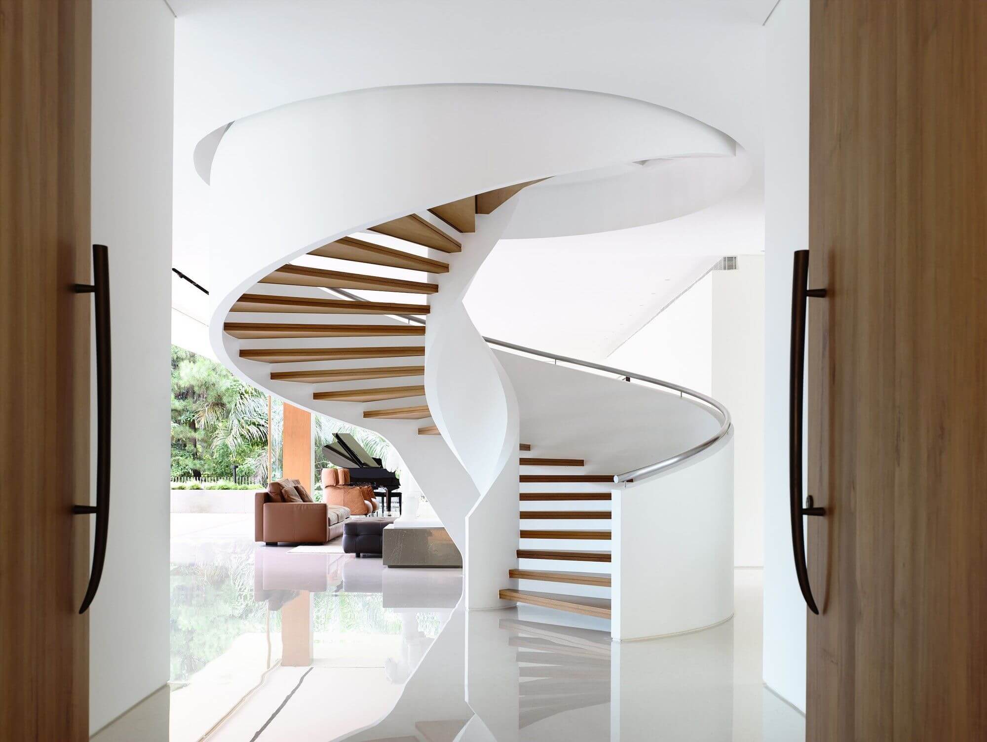 белая винтовая лестница с деревянными ступеньками