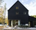 Черный фасад и светлые интерьеры: дом у озера в США