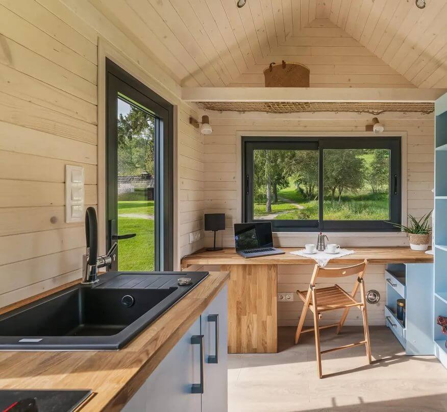 Дом-прицеп в стиле шале площадью всего 12 квадратных метров