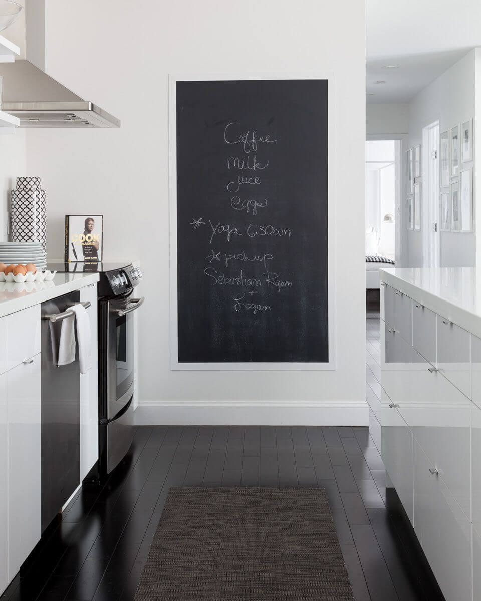 Грифельная доска на стене