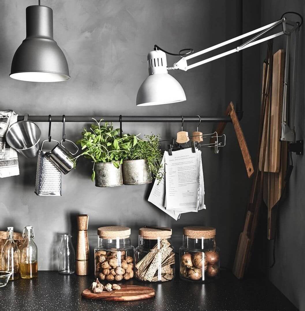 Рейлинги на серой кухне