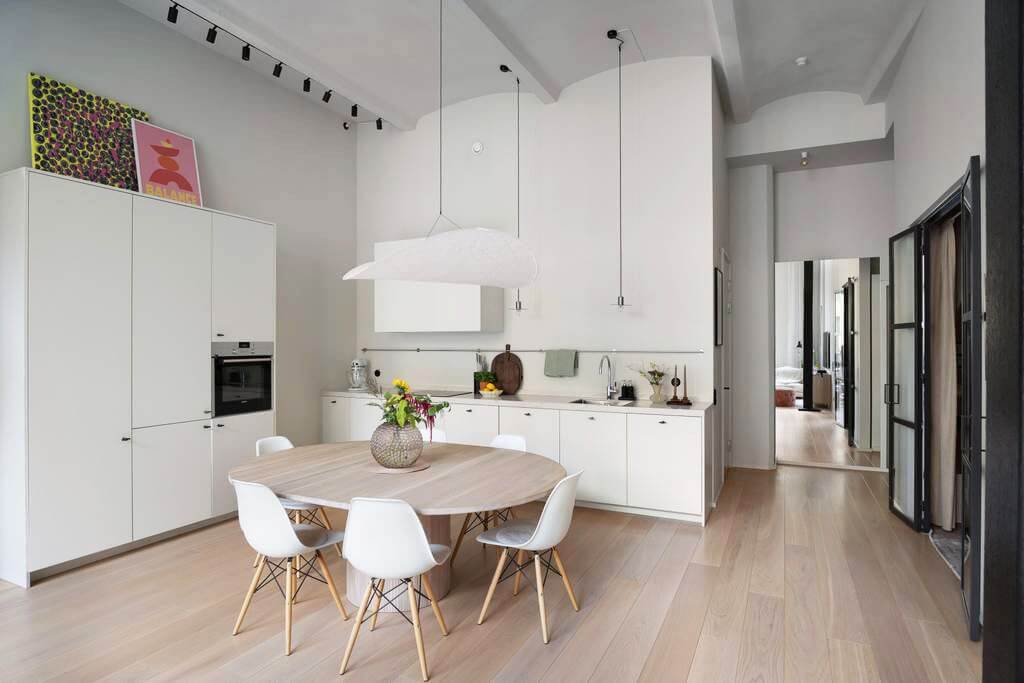 Большая белая кухня