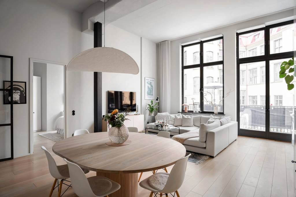 Обеденный стол с круглым основанием