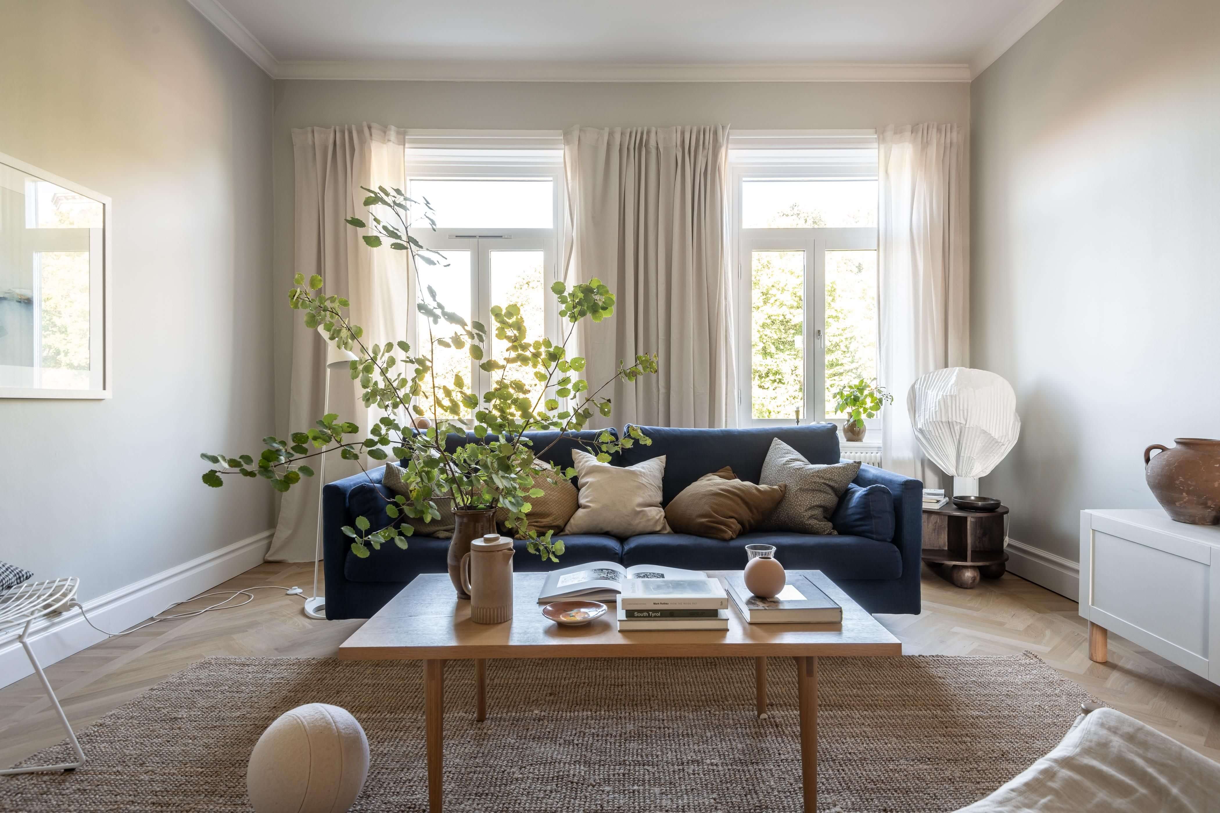 Диван в центре гостиной