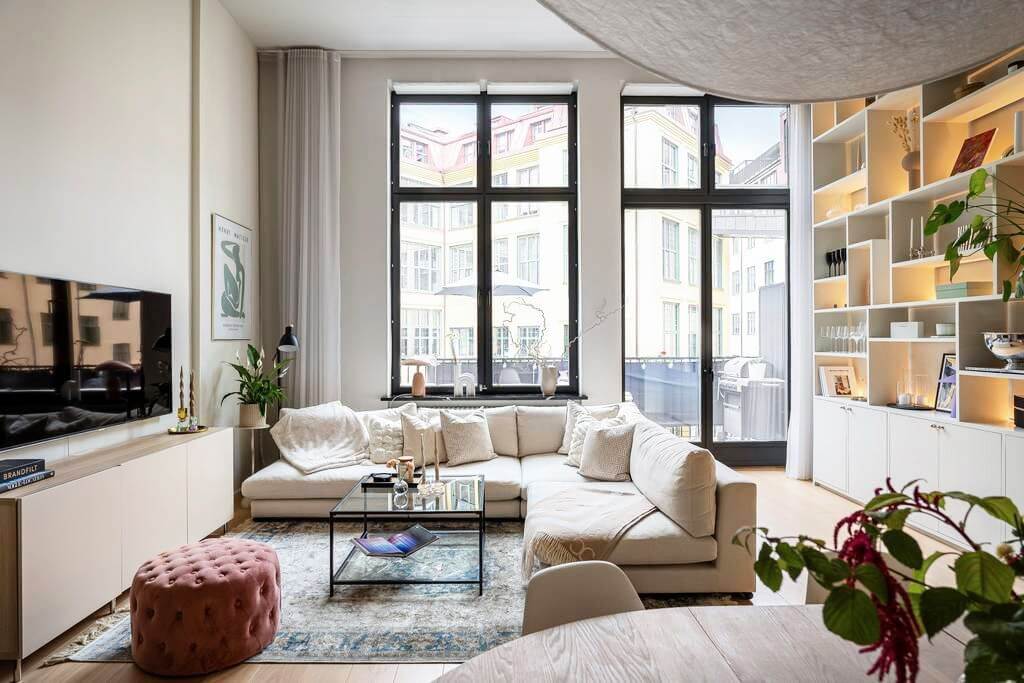 Светлая гостиная с большими окнами