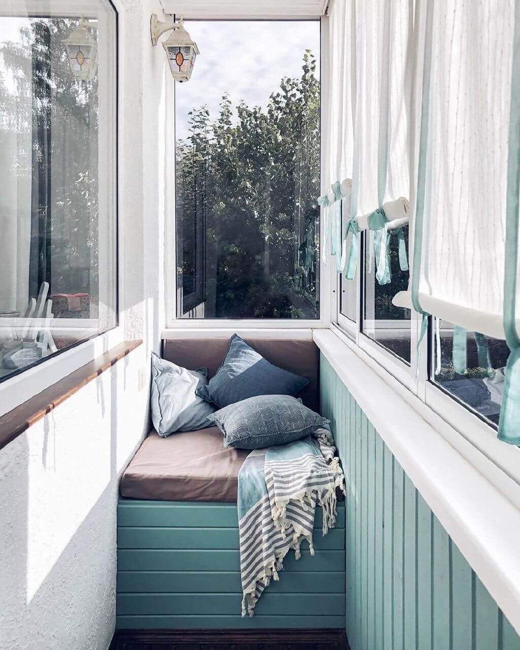 Диванчик на балконе