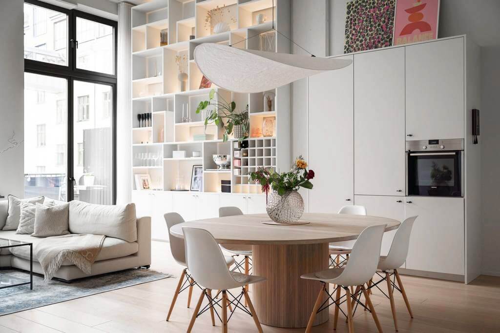 Открытый стеллаж до потолка