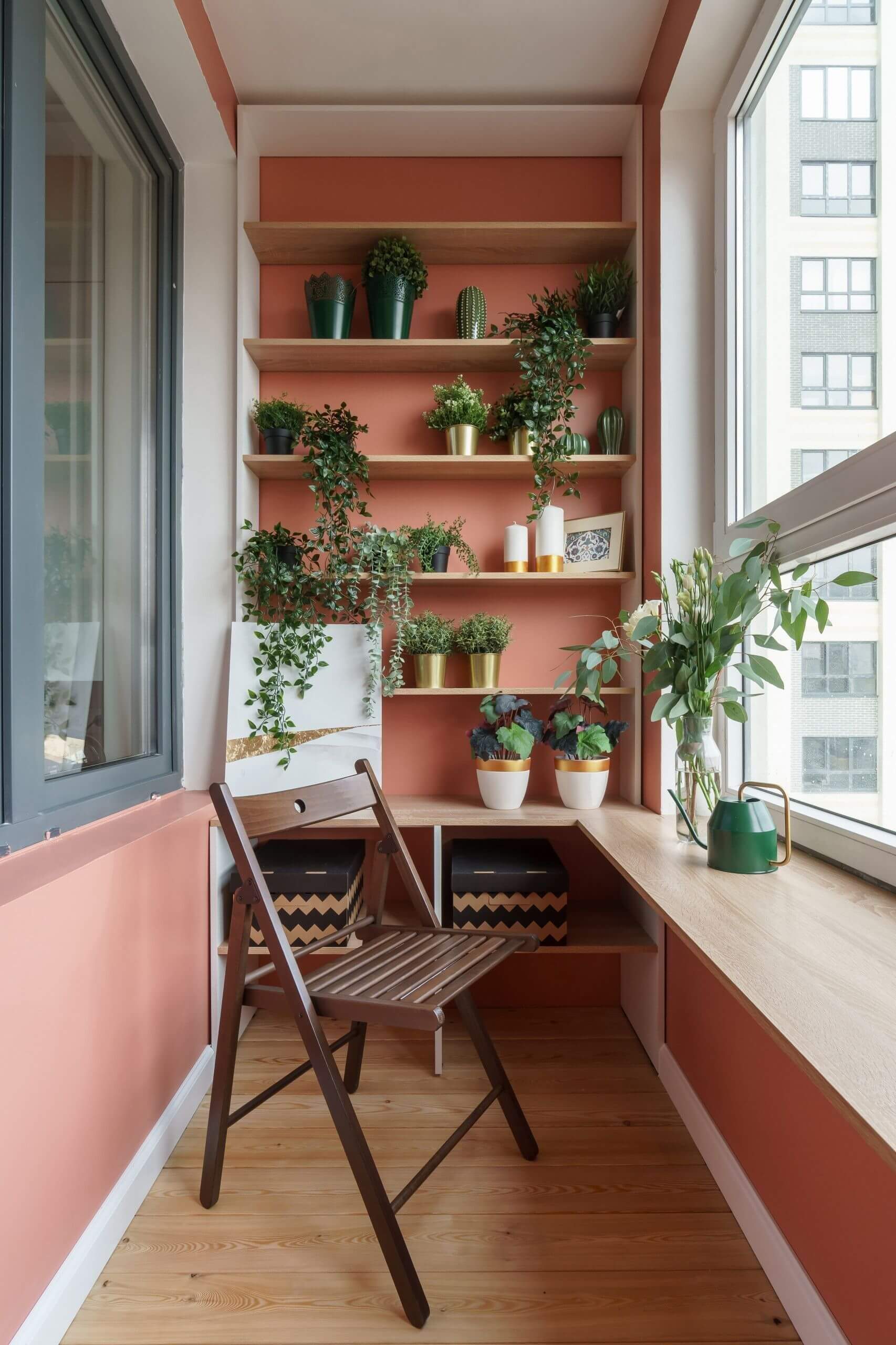 Полки с растениями на балконе