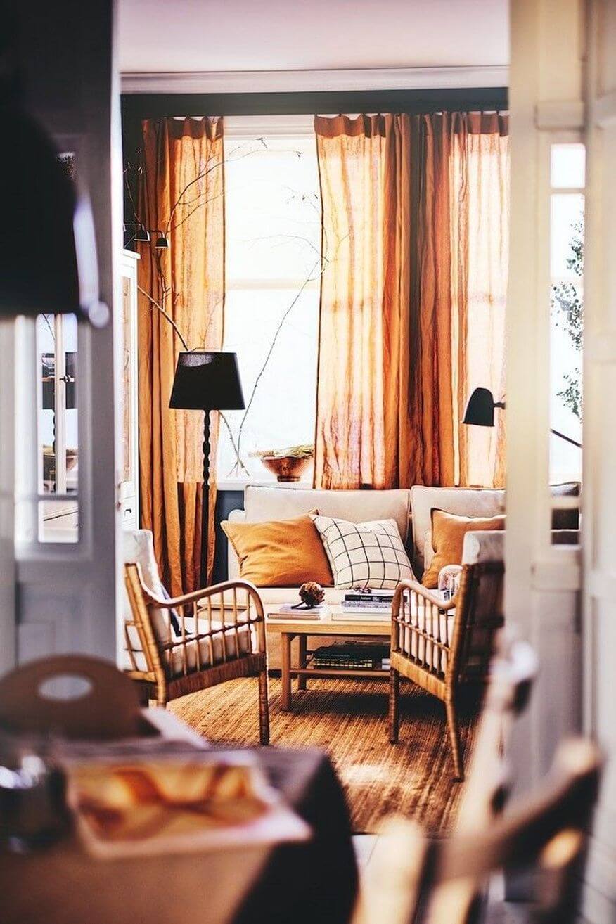 Коричневые шторы и подушки