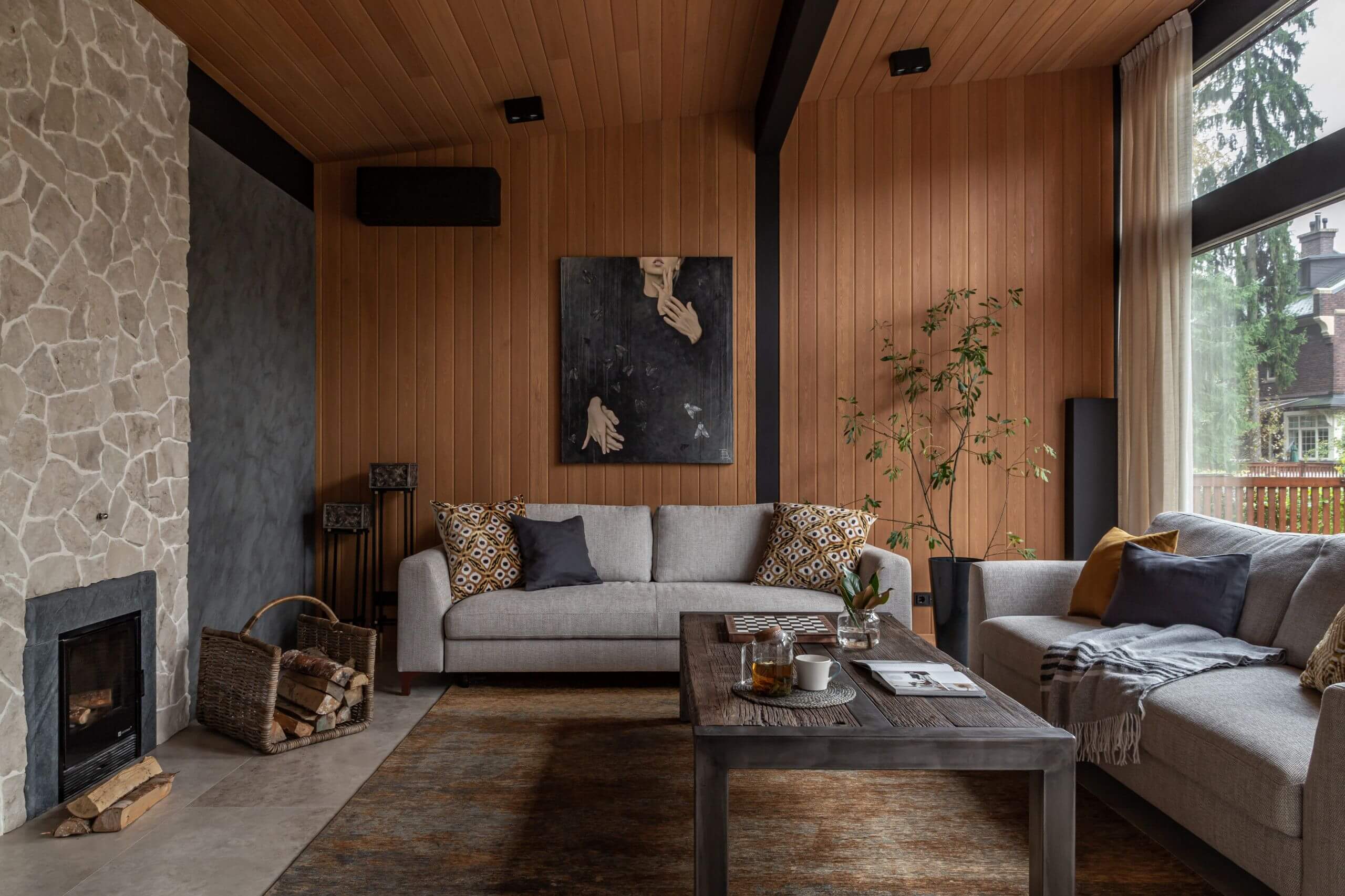 Деревянные панели на стене и потолке