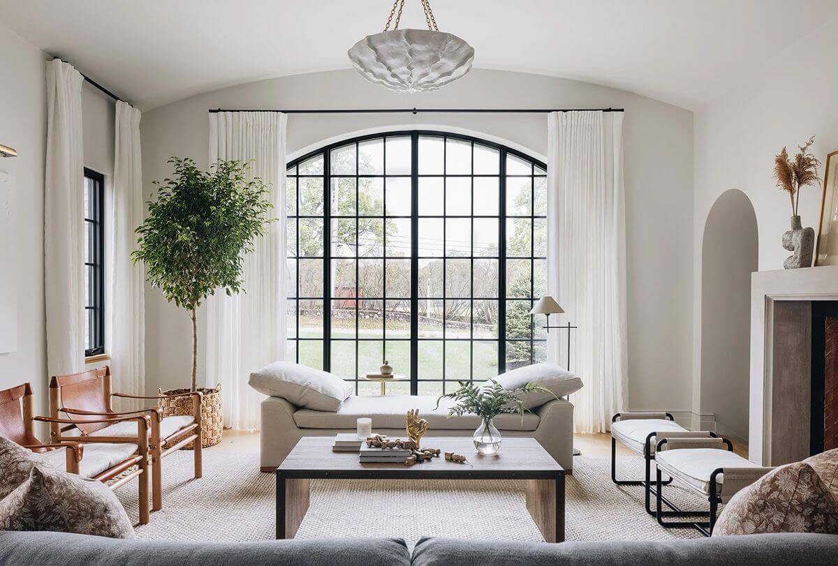 Гостиная с большим окном