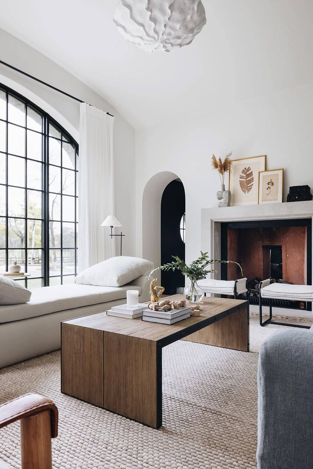 Деревянный журнальный стол