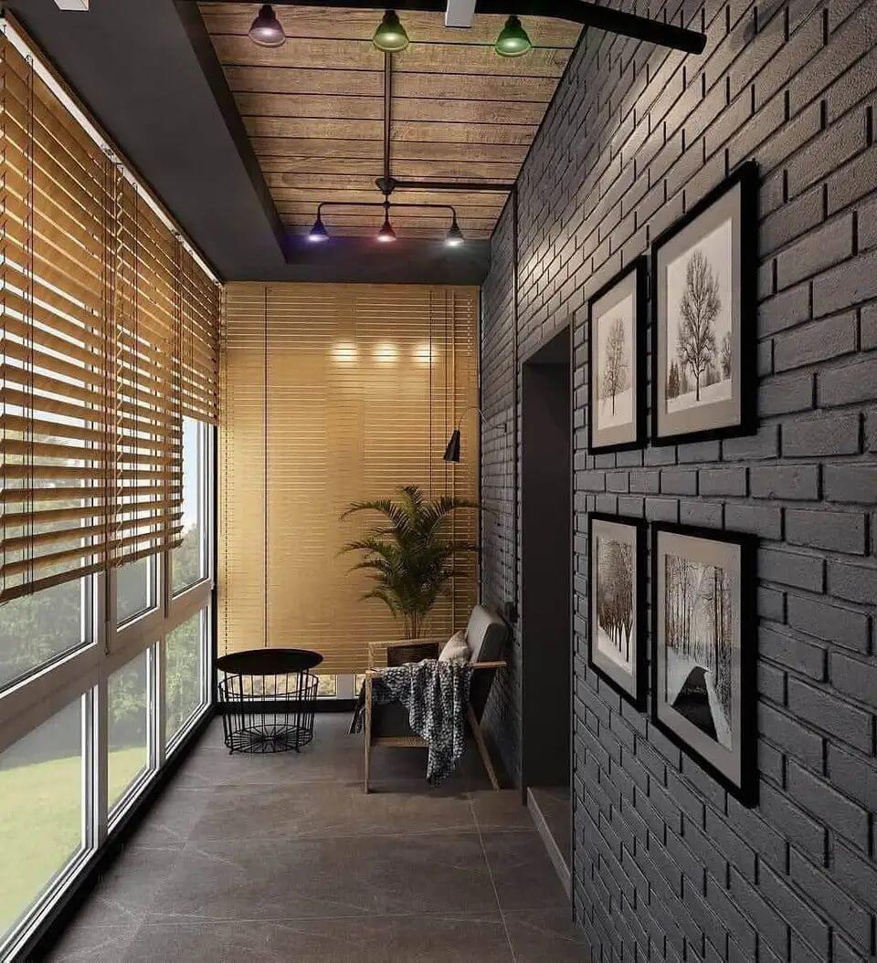 Серые стены и деревянный потолок на балконе