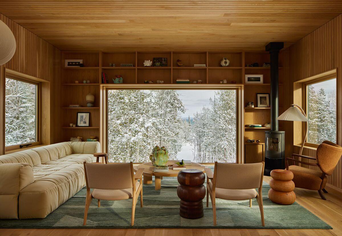 Гостиная с панорамным окном в загородом доме