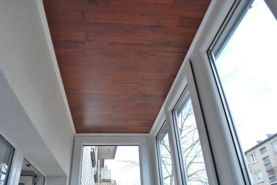 Сочетание белых стен и деревянного потолка