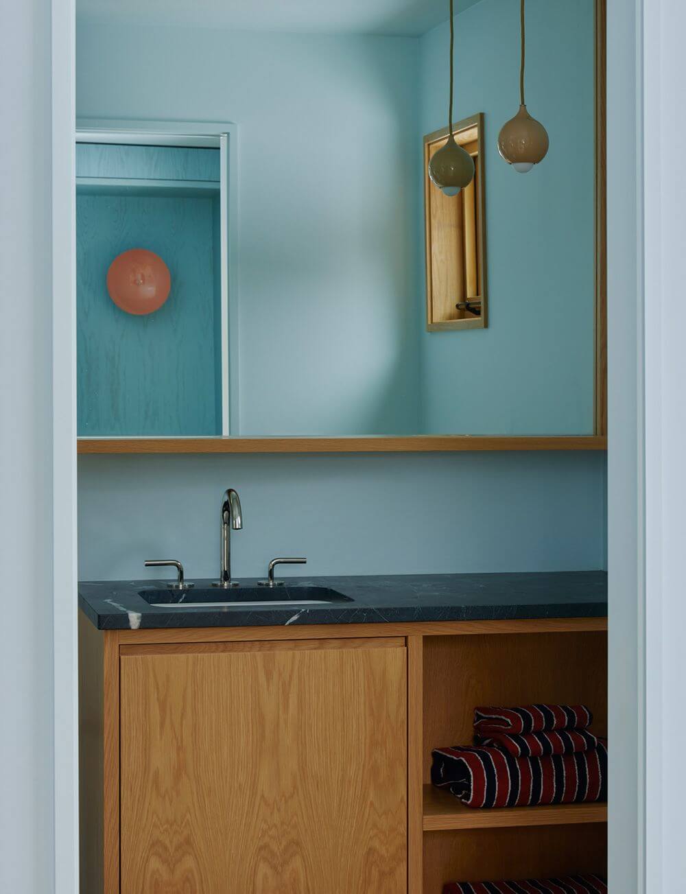 Большое зеркало в ванной