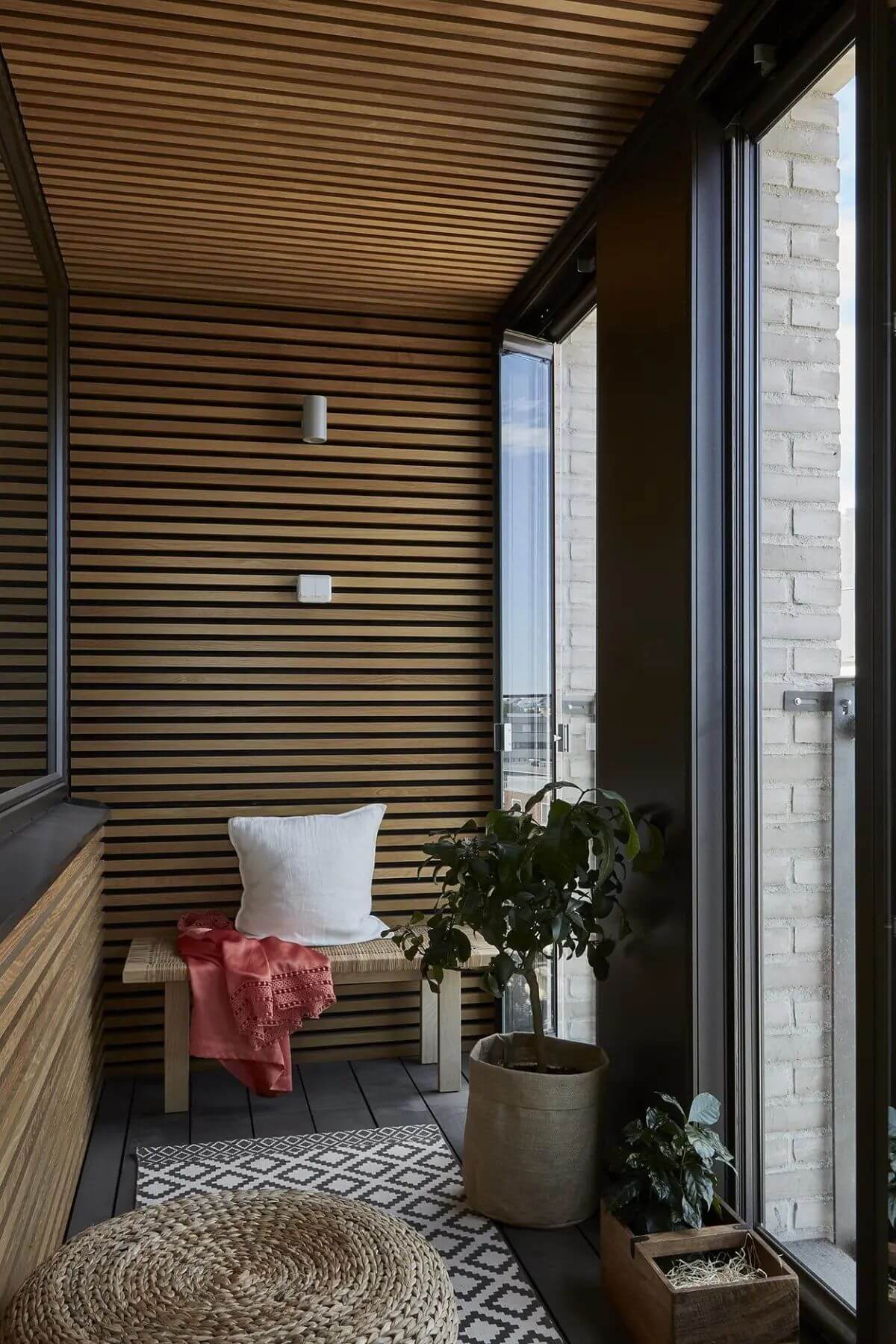 Реечные стены и потолок на балконе