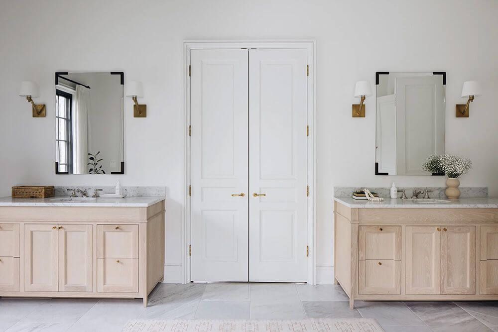 Две отдельные тумбы с раковиной в ванной