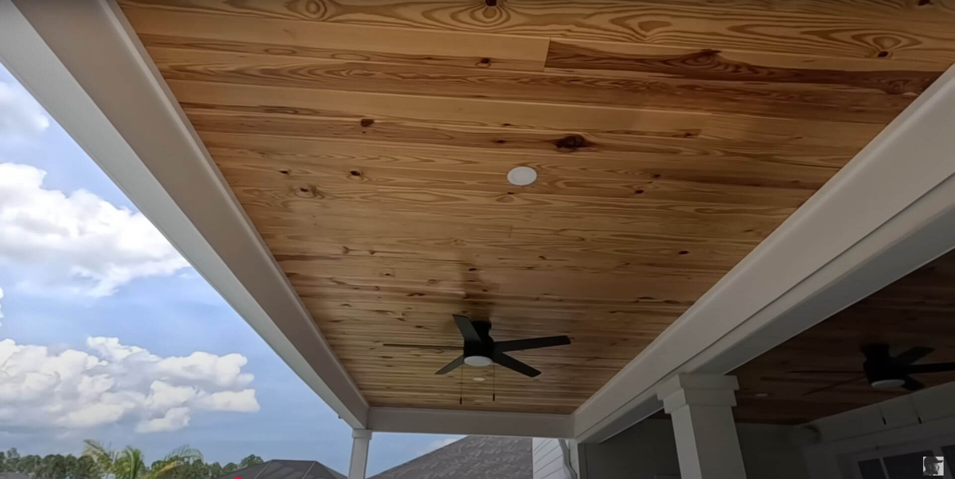 Потолок из натурального дерева на открытом балконе