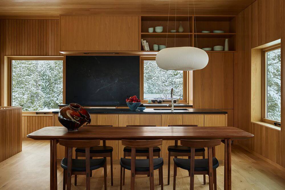 Большой деревянный обеденный стол