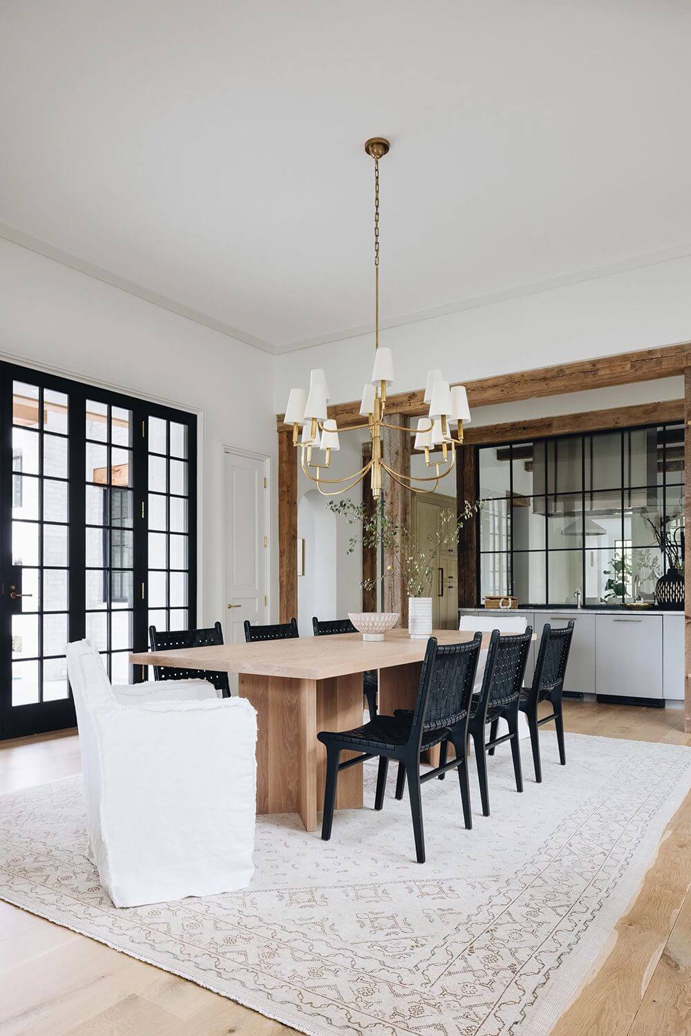 Большой деревянный обеденный стол