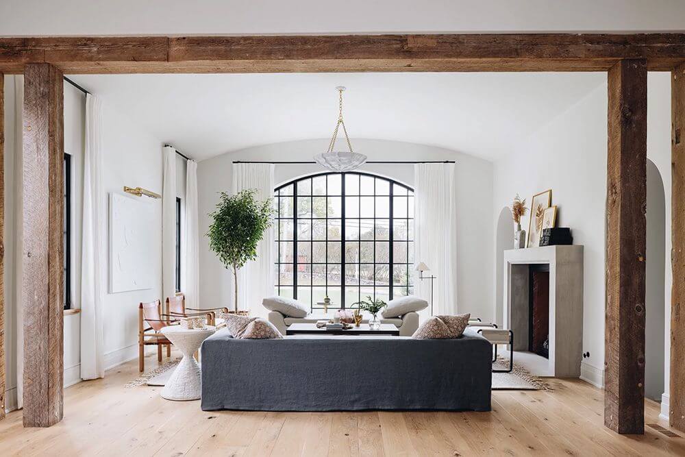 Светлая гостиная в загородном доме