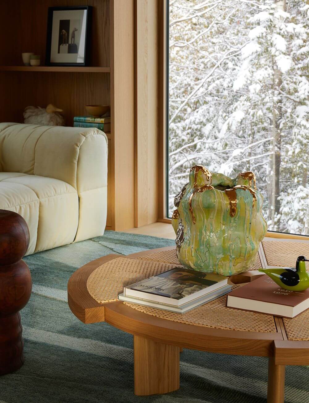 Оригинальная ваза на столе