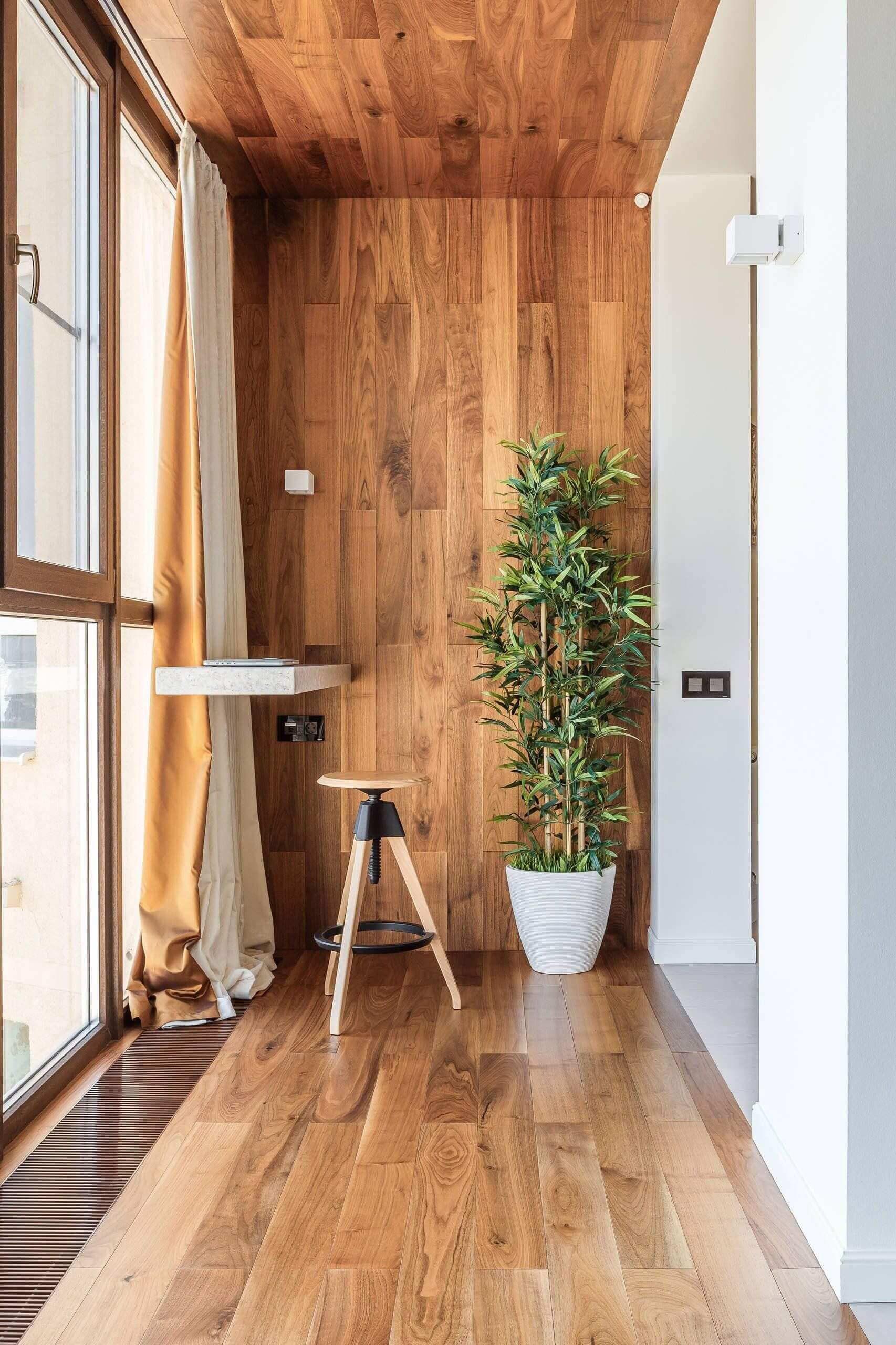 Дерево переходящее с пола на стену и потолок