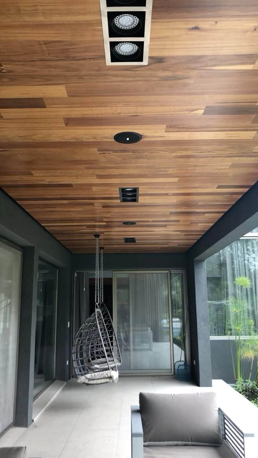 Стильный деревянный потолок