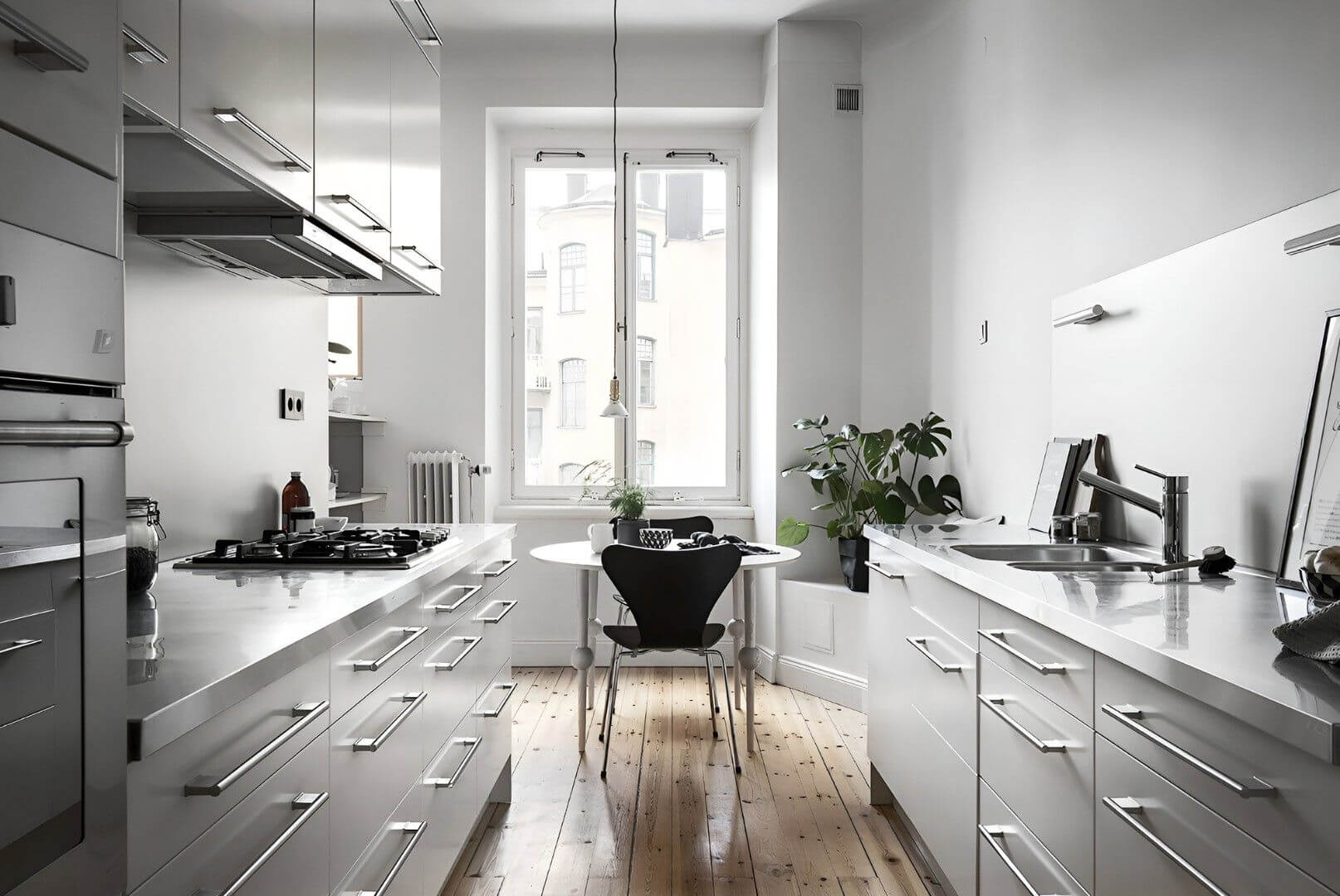 Монохромная параллельная кухня