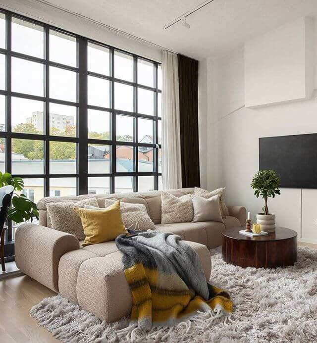 Двухуровневая квартира с огромным окном во всю стену