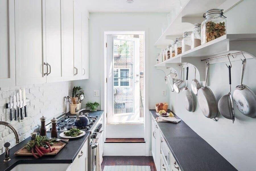 Белая параллельная кухня