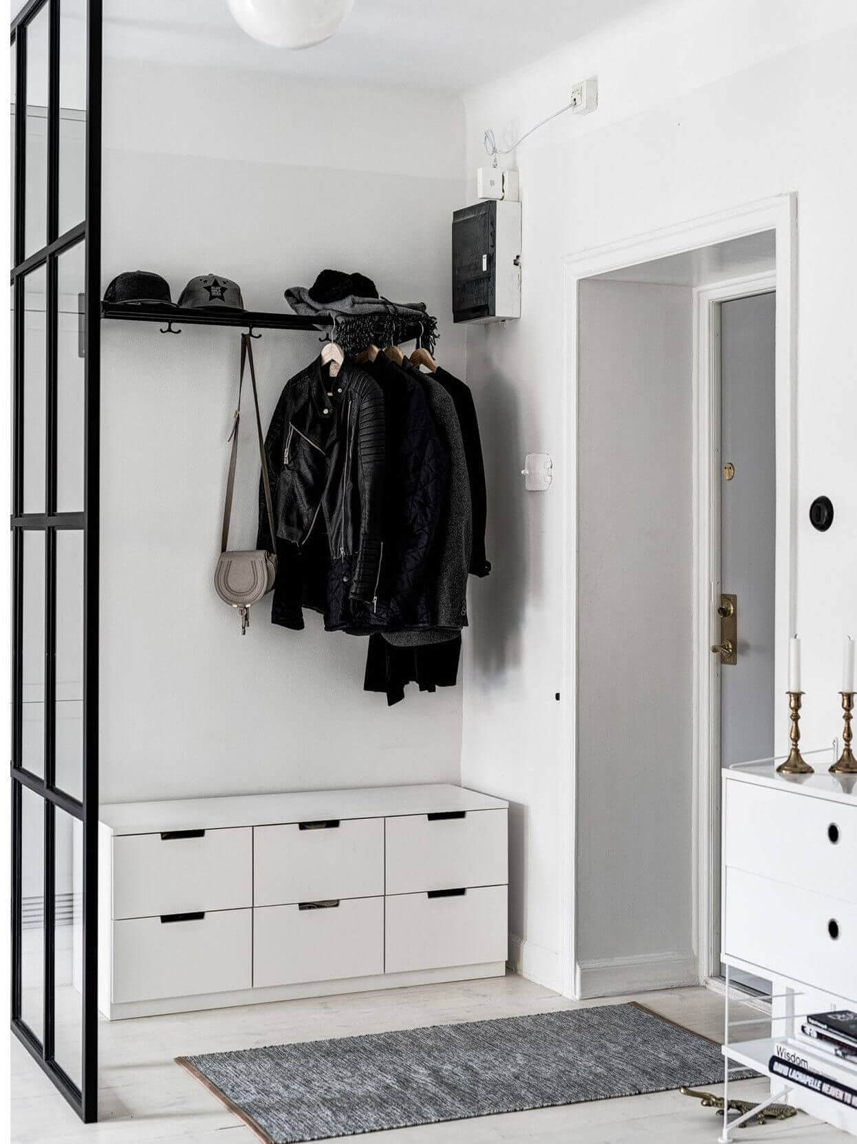 Белый комод в прихожей